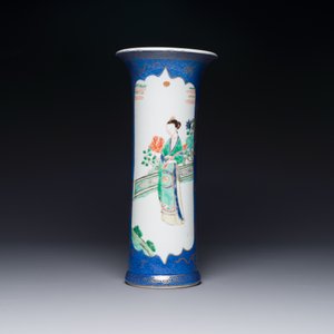 Een Chinese famille verte bekervaas met een hofdame en poederblauwe fondkleur, Kangxi — foto 2