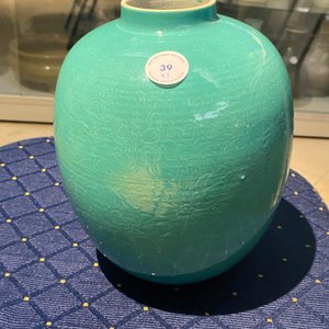 Een Chinese famille verte biscuit figuur, een groene 'lotus' pot en een blauw-wit bord met figuratief decor, Kangxi en later — foto 11