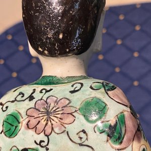 Een Chinese famille verte biscuit figuur, een groene 'lotus' pot en een blauw-wit bord met figuratief decor, Kangxi en later — foto 19