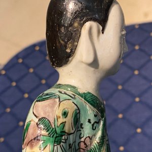 Een Chinese famille verte biscuit figuur, een groene 'lotus' pot en een blauw-wit bord met figuratief decor, Kangxi en later — foto 20