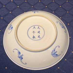 Een Chinese famille verte biscuit figuur, een groene 'lotus' pot en een blauw-wit bord met figuratief decor, Kangxi en later — foto 24