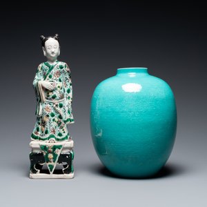 Een Chinese famille verte biscuit figuur, een groene 'lotus' pot en een blauw-wit bord met figuratief decor, Kangxi en later — foto 4