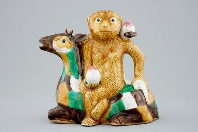Een Chinese famille verte biscuit kan in de vorm van een aap op een hert, Kangxi