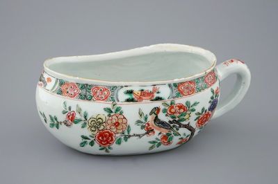 Een Chinese famille verte bourdaloue, Kangxi