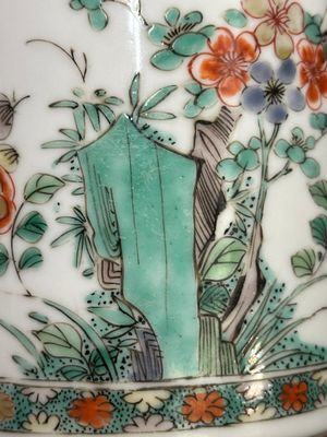 Een Chinese famille verte cilindrische dekseldoos met verguld bronzen montuur, Kangxi — foto 11