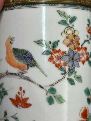 Een Chinese famille verte cilindrische dekseldoos met verguld bronzen montuur, Kangxi — foto 12