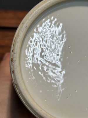 Een Chinese famille verte cilindrische dekseldoos met verguld bronzen montuur, Kangxi — foto 14