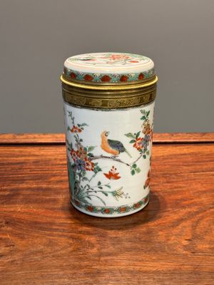 Een Chinese famille verte cilindrische dekseldoos met verguld bronzen montuur, Kangxi — foto 3