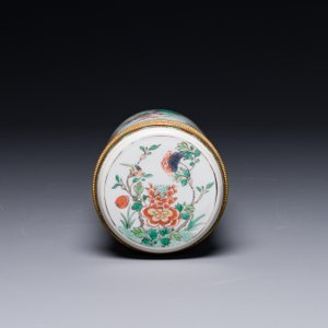 Een Chinese famille verte cilindrische dekseldoos met verguld bronzen montuur, Kangxi — foto 3