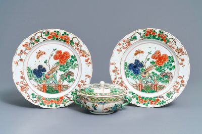 Een Chinese famille verte dekselkom en een paar schotels, Kangxi