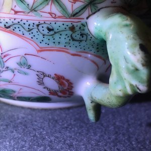 Een Chinese famille verte dekselkom en een paar schotels, Kangxi — foto 12