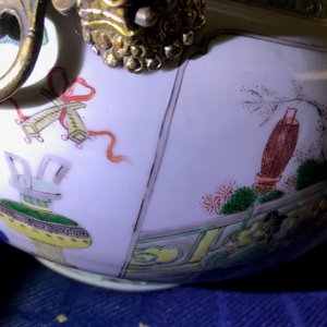 Een Chinese famille verte dekselkom met verguld bronzen montuur, Kangxi — foto 26