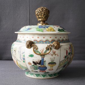 Een Chinese famille verte dekselkom met verguld bronzen montuur, Kangxi — foto 29