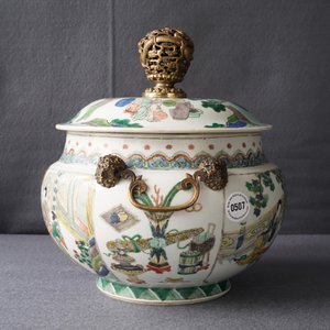 Een Chinese famille verte dekselkom met verguld bronzen montuur, Kangxi — foto 31