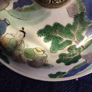 Een Chinese famille verte dekselkom met verguld bronzen montuur, Kangxi — foto 10