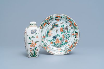 Een Chinese famille verte dekselpot en een bord met een feniks, Kangxi