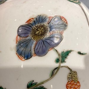Een Chinese famille verte dekselpot en een bord met een feniks, Kangxi — foto 16