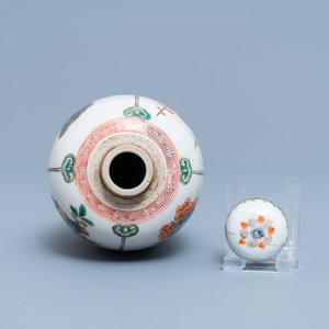 Een Chinese famille verte dekselpot en een bord met een feniks, Kangxi — foto 8