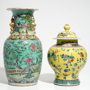 Een Chinese famille verte dekselvaas en een Canton vaas met turquoise fondkleur, 19/20e eeuw — foto 1