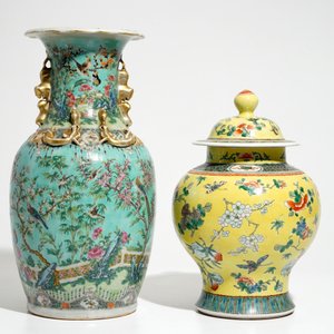 Een Chinese famille verte dekselvaas en een Canton vaas met turquoise fondkleur, 19/20e eeuw — foto 3