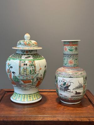 Een Chinese famille verte dekselvaas en een flesvormige vaas, 19e eeuw — foto 1