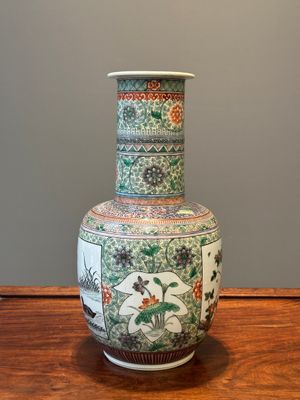 Een Chinese famille verte dekselvaas en een flesvormige vaas, 19e eeuw — foto 28
