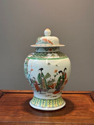 Een Chinese famille verte dekselvaas en een flesvormige vaas, 19e eeuw — foto 3