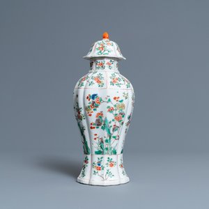 Een Chinese famille verte dekselvaas, Kangxi — foto 1