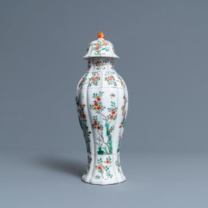 Een Chinese famille verte dekselvaas, Kangxi — foto 2
