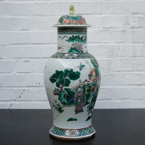 Een Chinese famille verte dekselvaas met een hofscène, 19e eeuw — foto 10