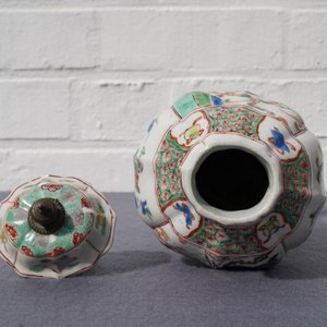 Een Chinese famille verte dekselvaas met fabeldieren, Kangxi — foto 11