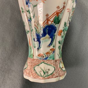 Een Chinese famille verte dekselvaas met fabeldieren, Kangxi — foto 14