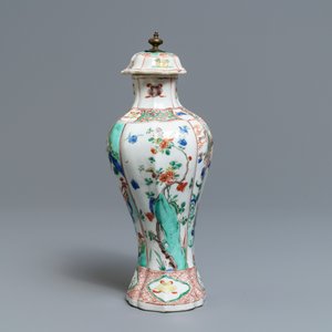 Een Chinese famille verte dekselvaas met fabeldieren, Kangxi — foto 2