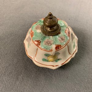 Een Chinese famille verte dekselvaas met fabeldieren, Kangxi — foto 24