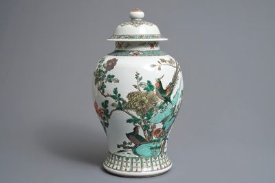 Een Chinese famille verte dekselvaas met fazanten en bloemen, 19e eeuw