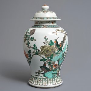 Een Chinese famille verte dekselvaas met fazanten en bloemen, 19e eeuw — foto 1