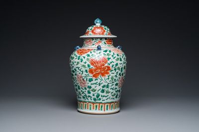 Een Chinese famille verte dekselvaas met pioenslingers, Kangxi