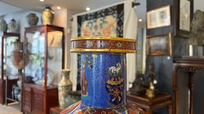 Een Chinese famille verte dekselvaas met poederblauwe fondkleur en een cloisonné rouleau vaas, 19e eeuw — foto 1
