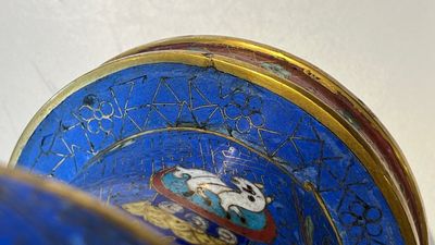 Een Chinese famille verte dekselvaas met poederblauwe fondkleur en een cloisonné rouleau vaas, 19e eeuw — foto 2