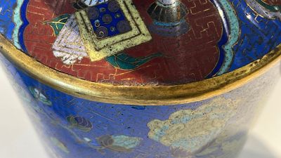 Een Chinese famille verte dekselvaas met poederblauwe fondkleur en een cloisonné rouleau vaas, 19e eeuw — foto 5