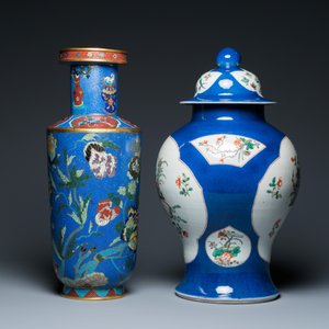 Een Chinese famille verte dekselvaas met poederblauwe fondkleur en een cloisonné rouleau vaas, 19e eeuw — foto 2