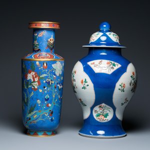 Een Chinese famille verte dekselvaas met poederblauwe fondkleur en een cloisonné rouleau vaas, 19e eeuw — foto 4
