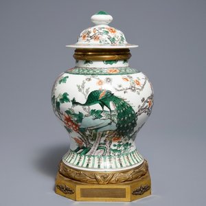 Een Chinese famille verte dekselvaas met verguld bronzen montuur, 19e eeuw — foto 1