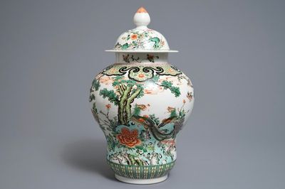 Een Chinese famille verte dekselvaas met vogels en feniksen, 19e eeuw