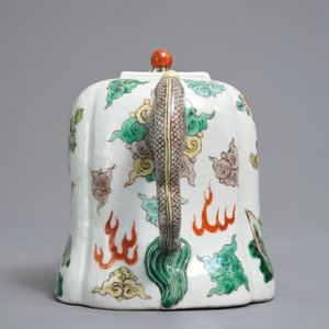 Een Chinese famille verte draakvormige theepot met floraal decor, 19/20e eeuw — foto 4