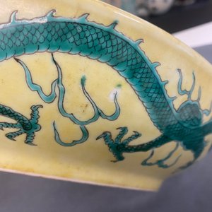 Een Chinese famille verte 'draken' schotel met gele fondkleur, wellicht Qianlong — foto 13