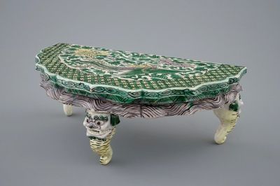 Een Chinese famille verte emaille op biscuit sokkel met decor van een phoenix, Kangxi