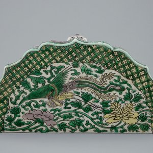 Een Chinese famille verte emaille op biscuit sokkel met decor van een phoenix, Kangxi — foto 4