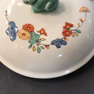 Een Chinese famille verte en Japanse Kakiemon dekselpot met montuur, Jiajing merk, 18/19e eeuw — foto 11