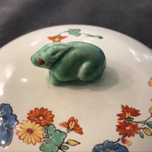 Een Chinese famille verte en Japanse Kakiemon dekselpot met montuur, Jiajing merk, 18/19e eeuw — foto 10